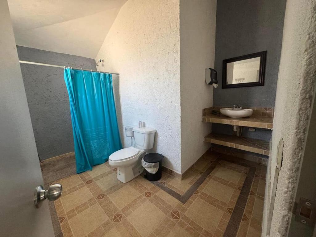 une salle de bains avec toilettes et lavabo dans l'établissement Casa79sancris, à San Cristóbal de Las Casas