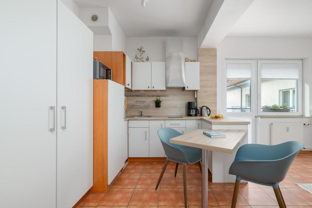 Kuchyňa alebo kuchynka v ubytovaní Apartamenty Pod Wieżyczkami by Noclegi Renters