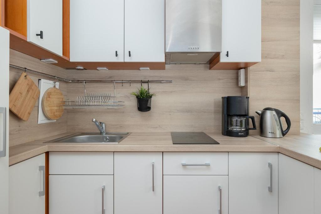 Kuchyňa alebo kuchynka v ubytovaní Apartamenty Pod Wieżyczkami by Noclegi Renters