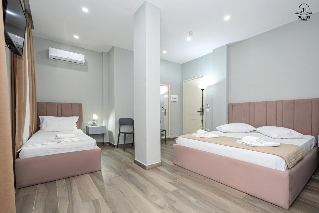 Postel nebo postele na pokoji v ubytování Julius Hotel