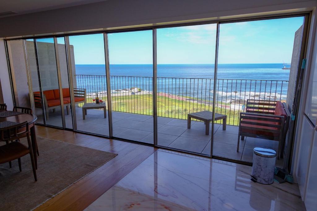 O vedere generală la mare sau o vedere la mare
luată din acest apartament