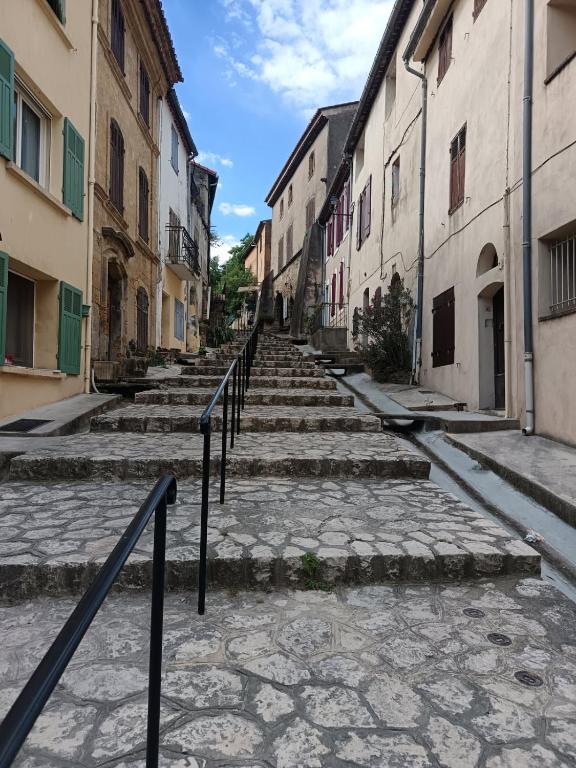 Une rue vide avec des escaliers dans une vieille ville dans l'établissement La montée des Pénitents, à Saint-Chamas