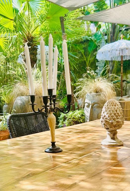 un porte-bougie sur une table avec des bougies dans l'établissement MAISON la BOHÈME Une parenthèse enchantée au cœur du charme, petit-déjeuner de rêve, à Vias