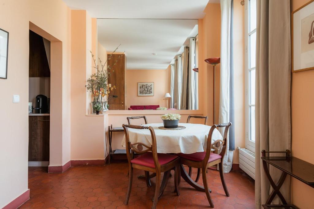 une salle à manger avec une table et des chaises dans l'établissement Veeve - Le Marais Retreat, à Paris