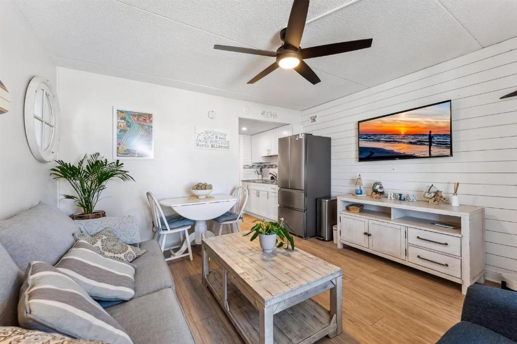 una sala de estar con un sofá y una mesa en 301 Ocean Ave, Unit 201 - The Harbor Light, en North Wildwood
