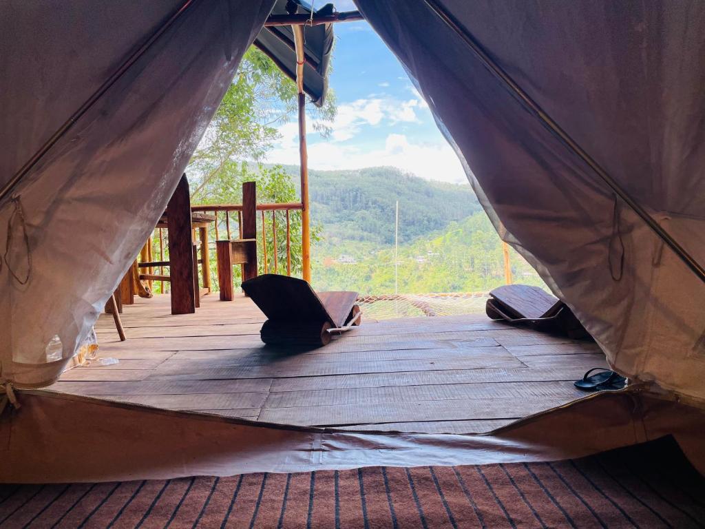 Nespecifikovaný výhled na hory nebo výhled na hory při pohledu z luxury tent