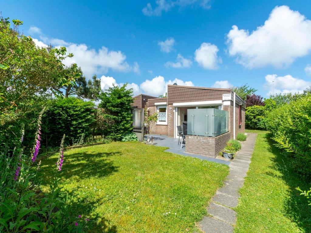 Κήπος έξω από το Bungalow near Beach and Forest in De Blenck