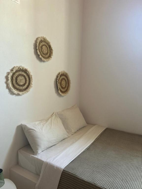 Postel nebo postele na pokoji v ubytování Archangelos Family House