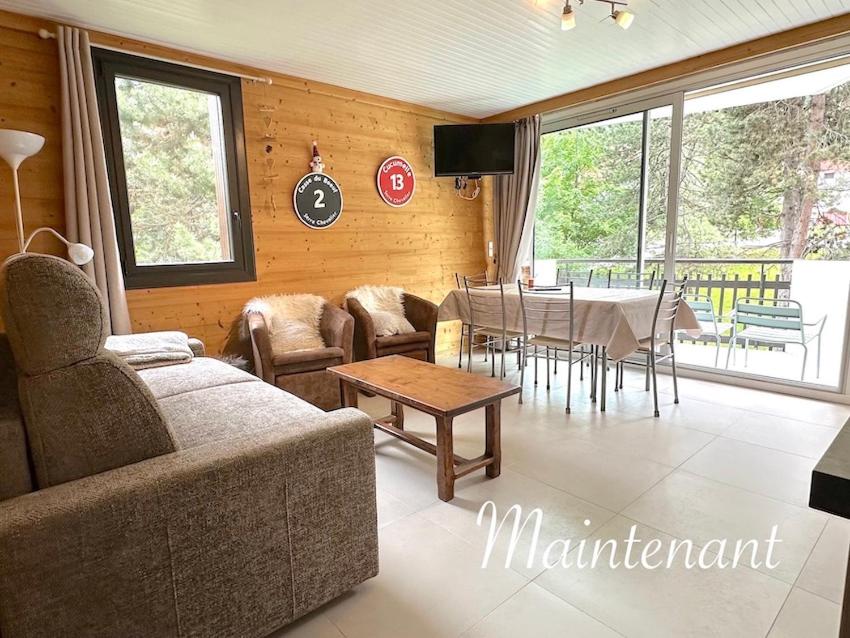 un salon avec un canapé et une table dans l'établissement FLOCON Joséphine Immobilier, à La Salle Les Alpes