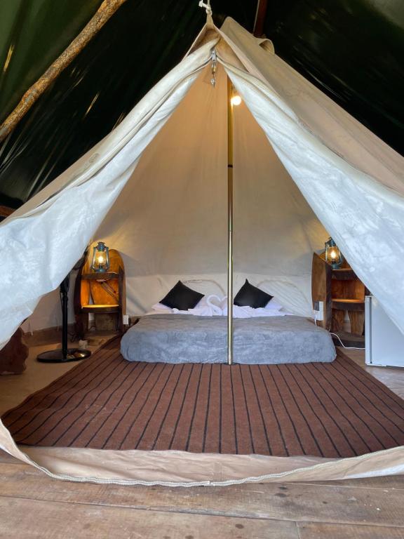 Postel nebo postele na pokoji v ubytování Ella Heaven View Glamping Tent