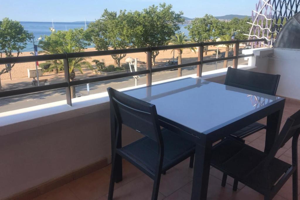 une table et des chaises sur un balcon avec vue sur l'océan dans l'établissement Nice T2 with terrace by the sea, à Fréjus