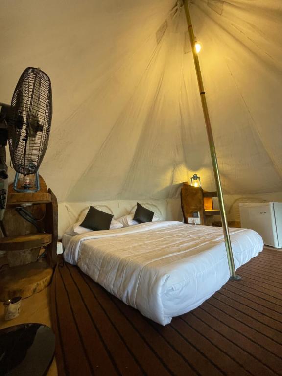 Postel nebo postele na pokoji v ubytování Ella Heaven View Glamping Tent
