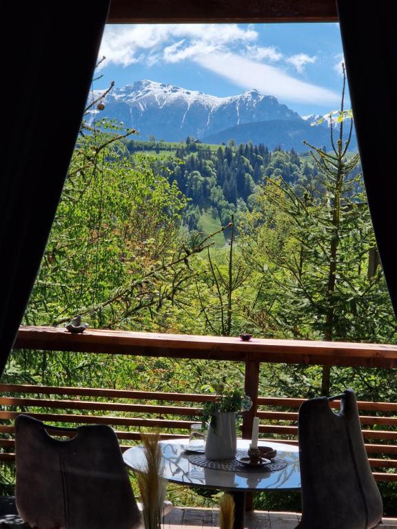 une table avec vue sur une montagne dans l'établissement Chalet Glasul Padurii, à Moieciu de Jos
