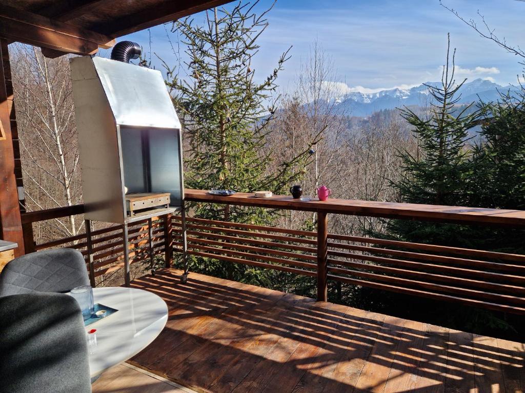 Vista general de una montaña o vista desde el chalet de montaña