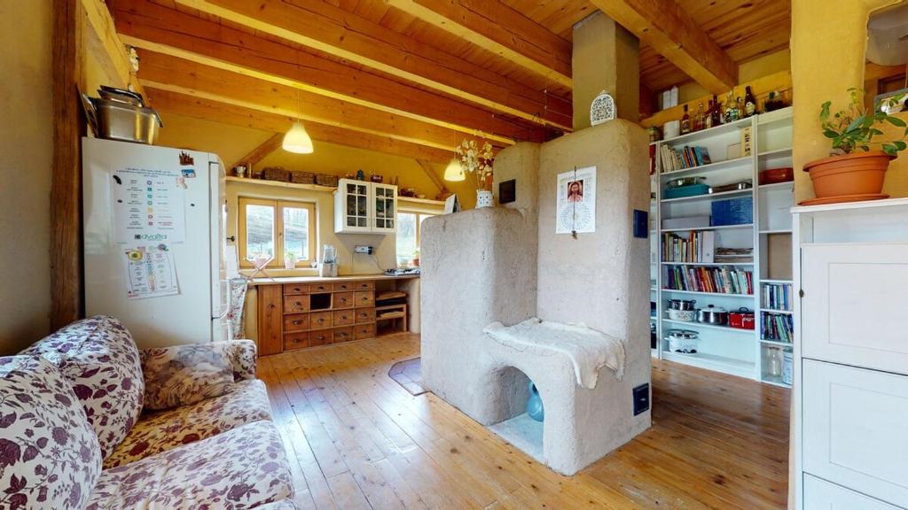 cocina con sofá y nevera en una habitación en Slamený dom, en Krupina