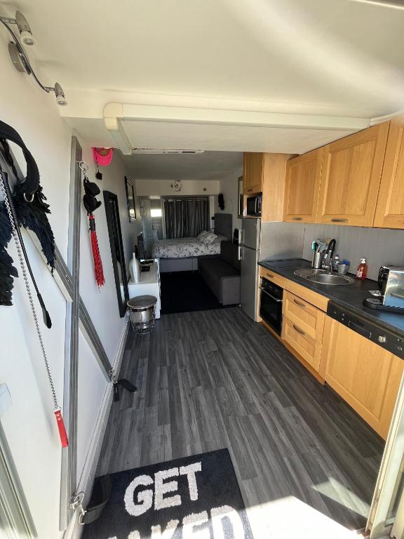 - une cuisine ouverte et un salon dans l'établissement Port nature 2 coursives sud, au Cap d'Agde