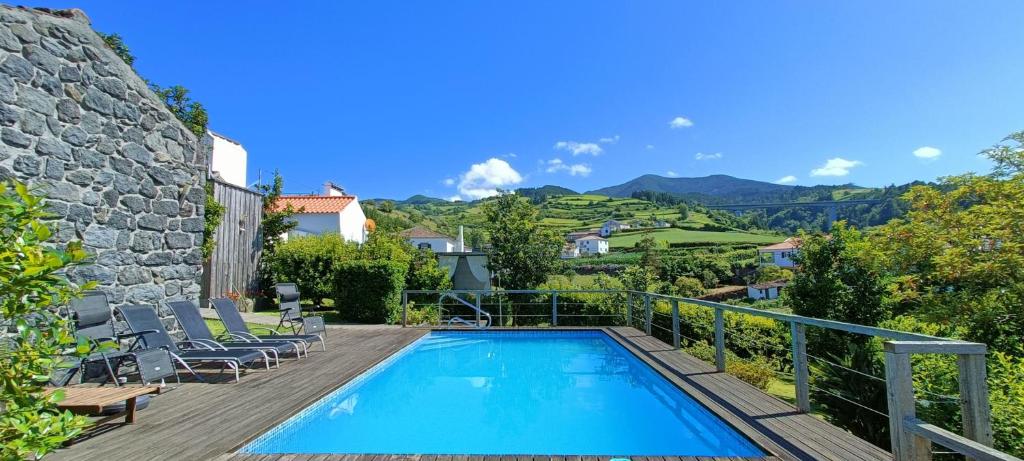 una villa con piscina su un balcone con montagne di Casa Do Tanque a Nordestinho