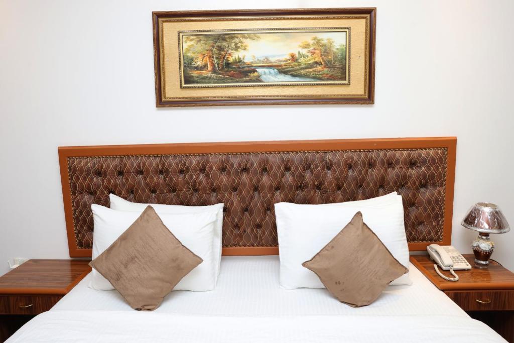 Postel nebo postele na pokoji v ubytování Bayan International Hotel