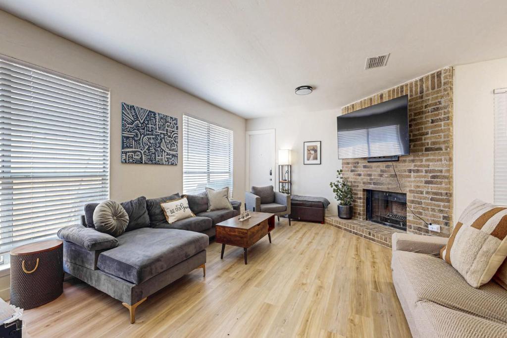 Una sala de estar con un sofá y una chimenea. en Hideaway in South Austin, en Austin