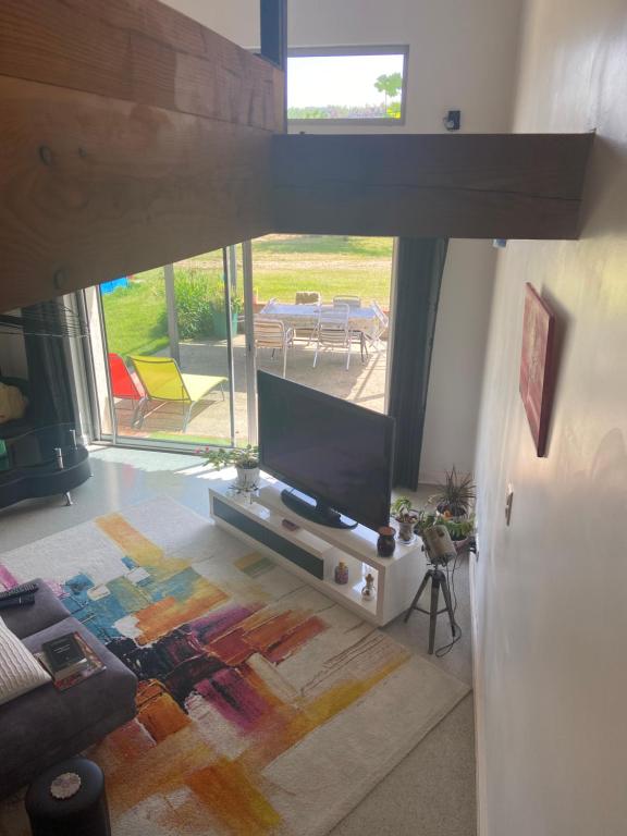 TV a/nebo společenská místnost v ubytování chambre deux personnes, lit pour Bébé