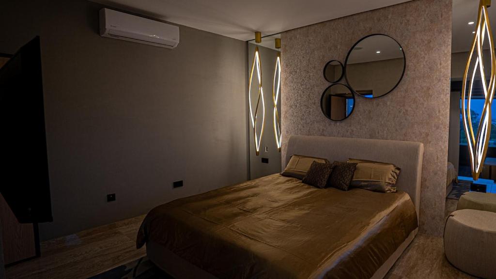 Postel nebo postele na pokoji v ubytování Harmony Hideaway by AURA