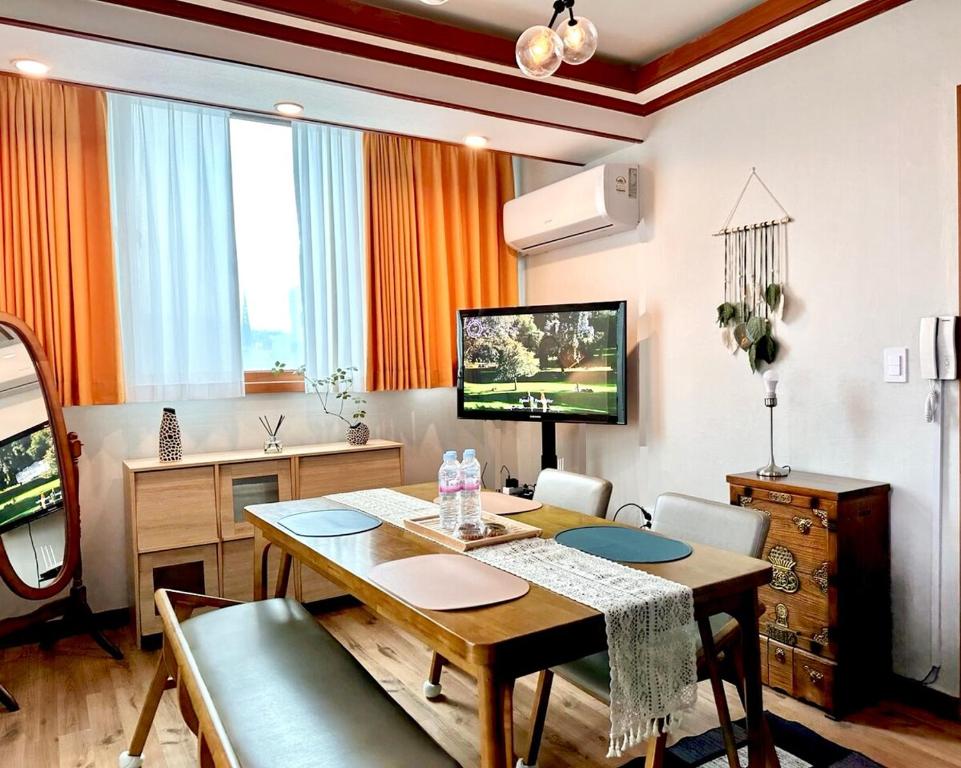 TV a/nebo společenská místnost v ubytování Yeonnam Forest Road Stay - OPEN Hongdae,Shinchon