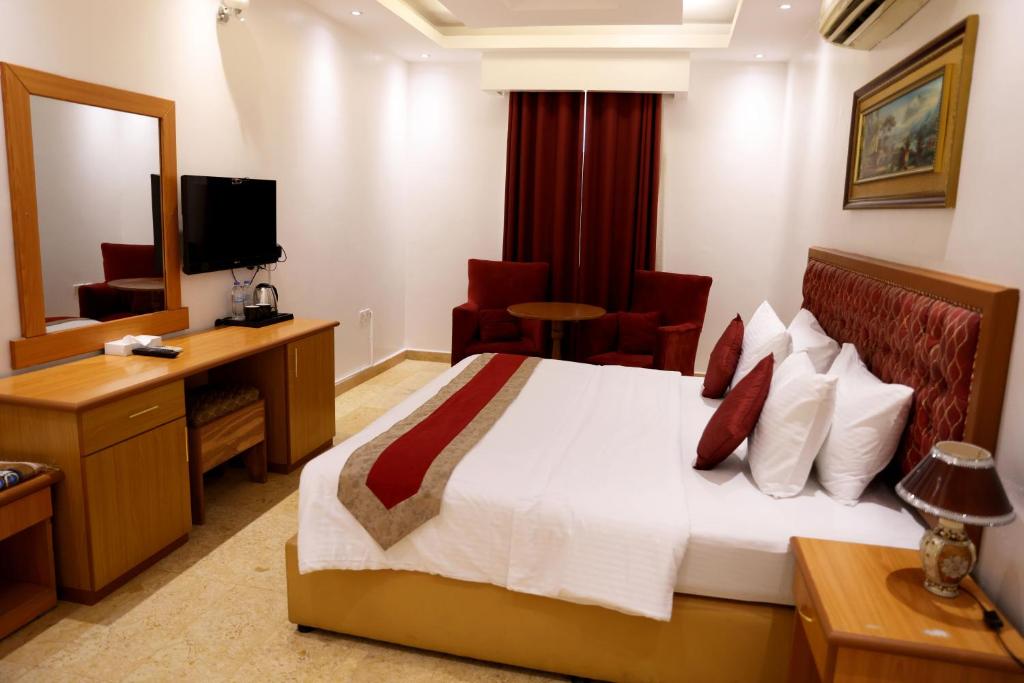 TV a/nebo společenská místnost v ubytování Bayan International Hotel