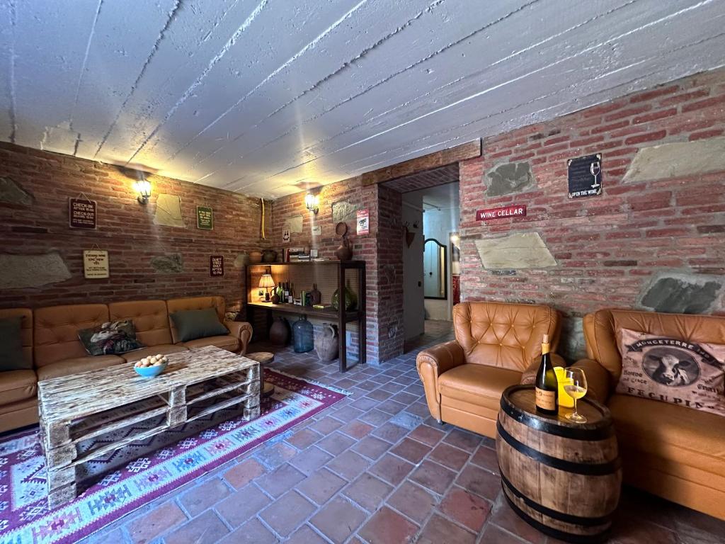 Posezení v ubytování Wine Cellar Hostel