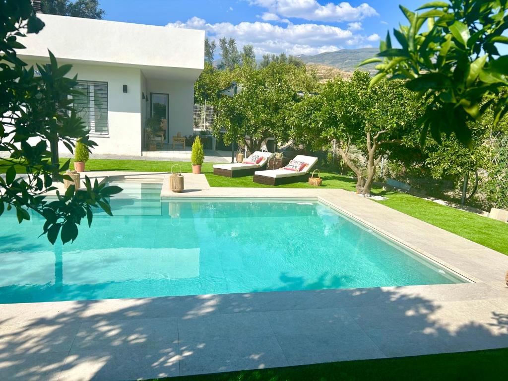 a swimming pool in the backyard of a house at GATU Villa Luna Casa de campo con piscina privada in Melegis