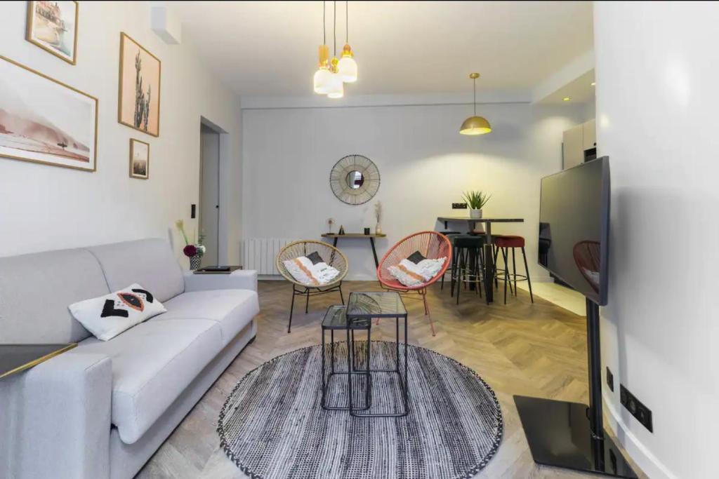 un salon avec un canapé et une table dans l'établissement HSH Saint Lazare-Opéra Calm & Cosy Apartement, à Paris