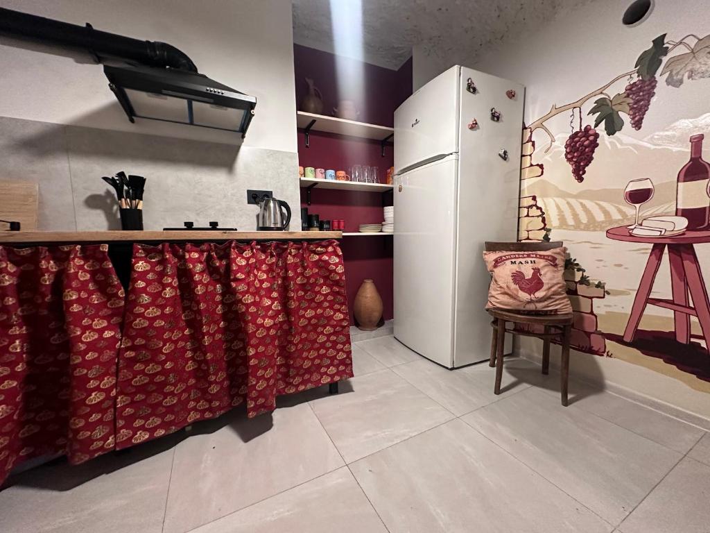 Kuchyň nebo kuchyňský kout v ubytování Wine Cellar Hostel