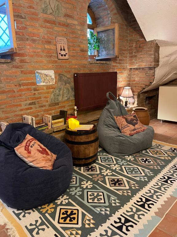 Posezení v ubytování Wine Cellar Hostel
