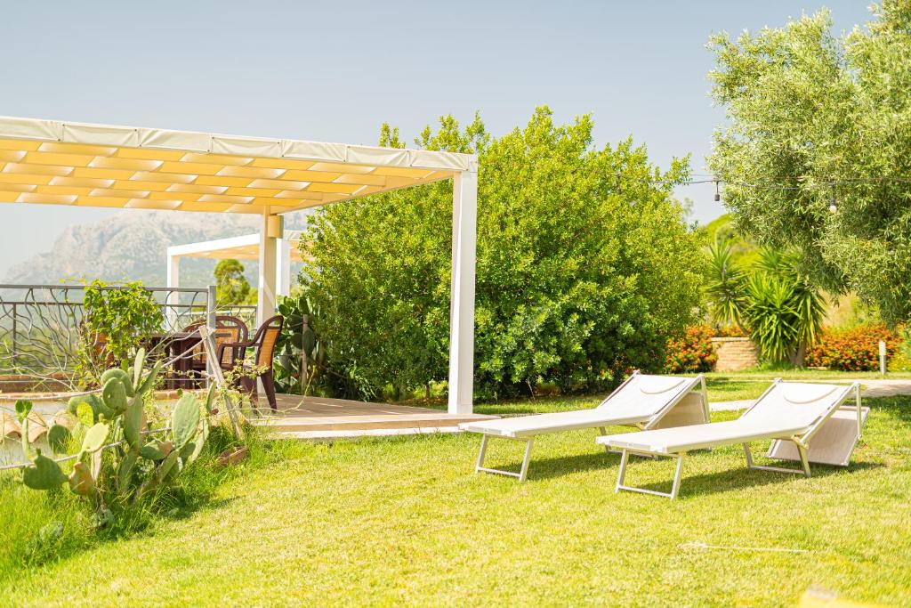 Vonkajšia záhrada v ubytovaní HOTEL Essenza di Mirto