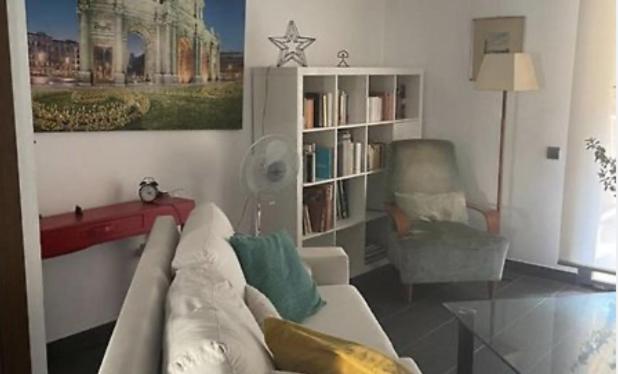 Posezení v ubytování Casa adosada con piscina a 5 minutos de la playa .