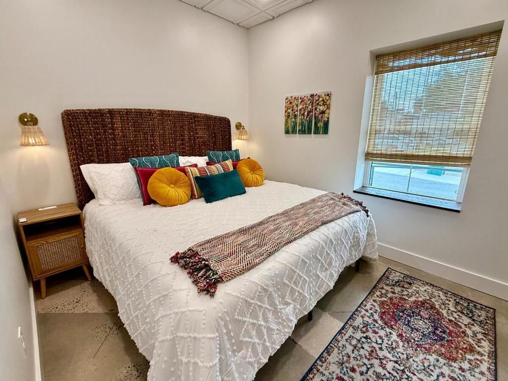 Ένα ή περισσότερα κρεβάτια σε δωμάτιο στο Boho Bliss Downtown Apartment in Historic Pilot Mountain