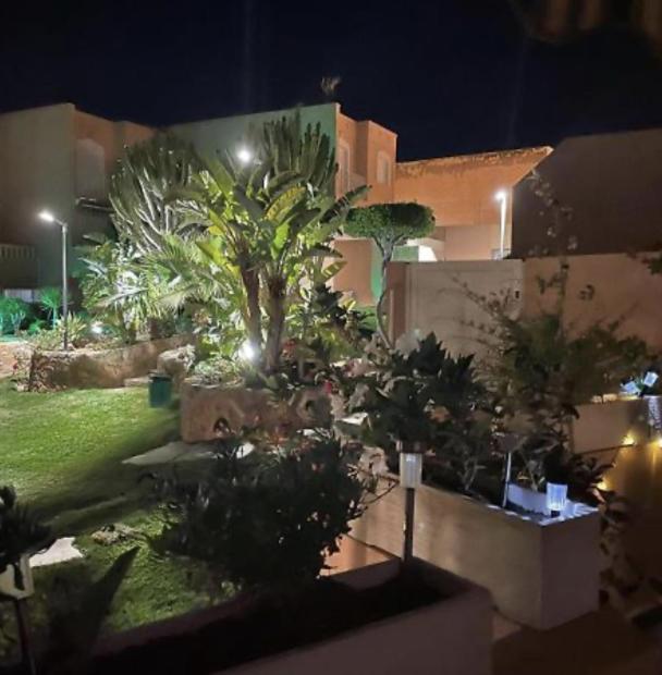Zahrada ubytování Casa adosada con piscina a 5 minutos de la playa .