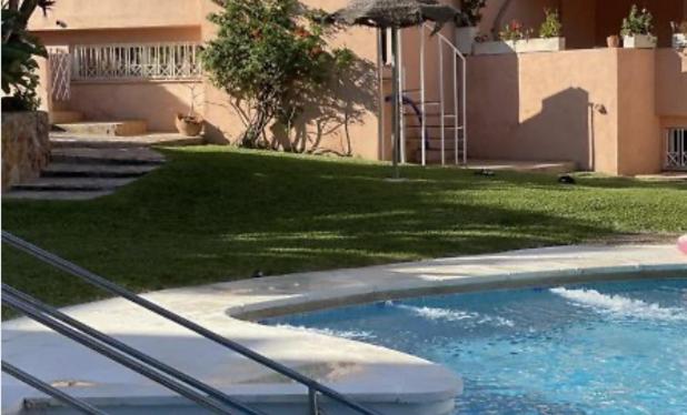 Bazén v ubytování Casa adosada con piscina a 5 minutos de la playa . nebo v jeho okolí