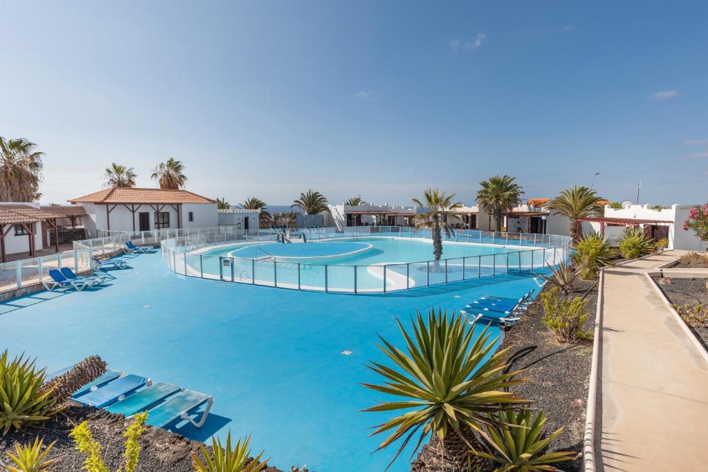 an image of a swimming pool at a resort at Casa Mariposa in Caleta De Fuste