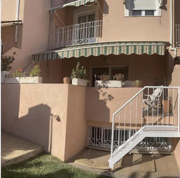 Balkón nebo terasa v ubytování Casa adosada con piscina a 5 minutos de la playa .