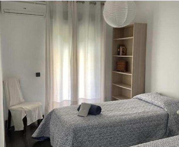 Postel nebo postele na pokoji v ubytování Casa adosada con piscina a 5 minutos de la playa .