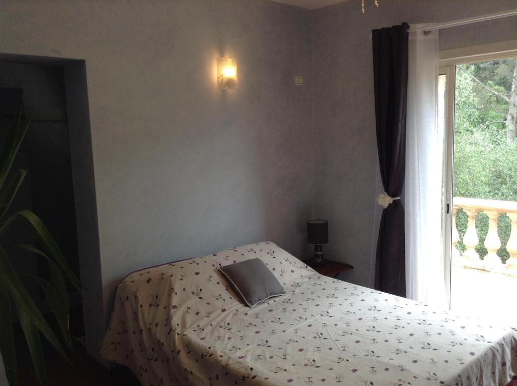 - une chambre avec un lit et un livre dans l'établissement La Mandarine, à Colomars