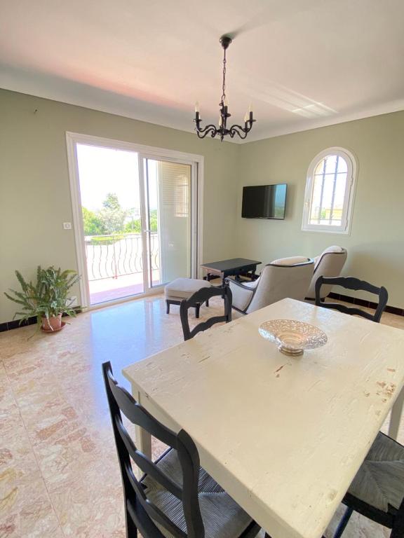 une salle à manger avec une table et des chaises dans l'établissement Appartement dans Villa à Antibes avec Vue Mer, à Antibes