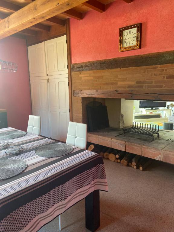TV a/nebo společenská místnost v ubytování chambre deux personnes, lit pour Bébé