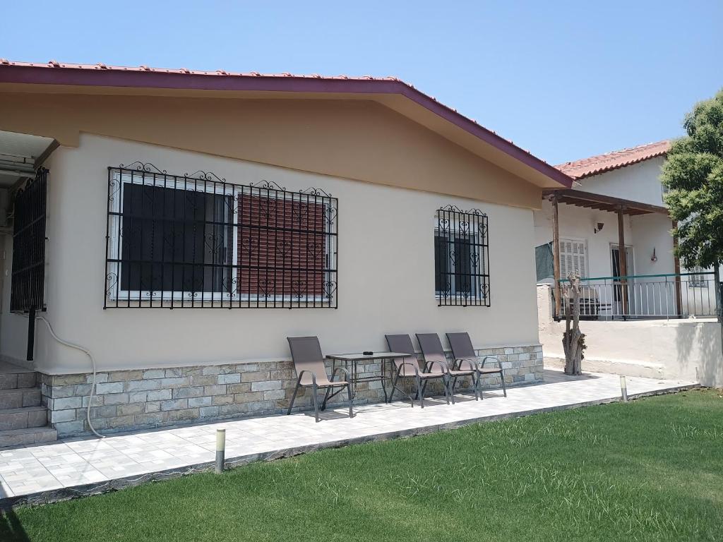 Το κτήριο όπου στεγάζεται  η παραθεριστική κατοικία