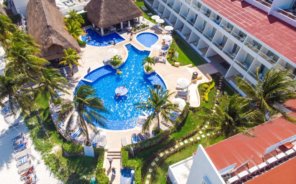 Bazén v ubytování Cancun Bay All Inclusive Hotel nebo v jeho okolí