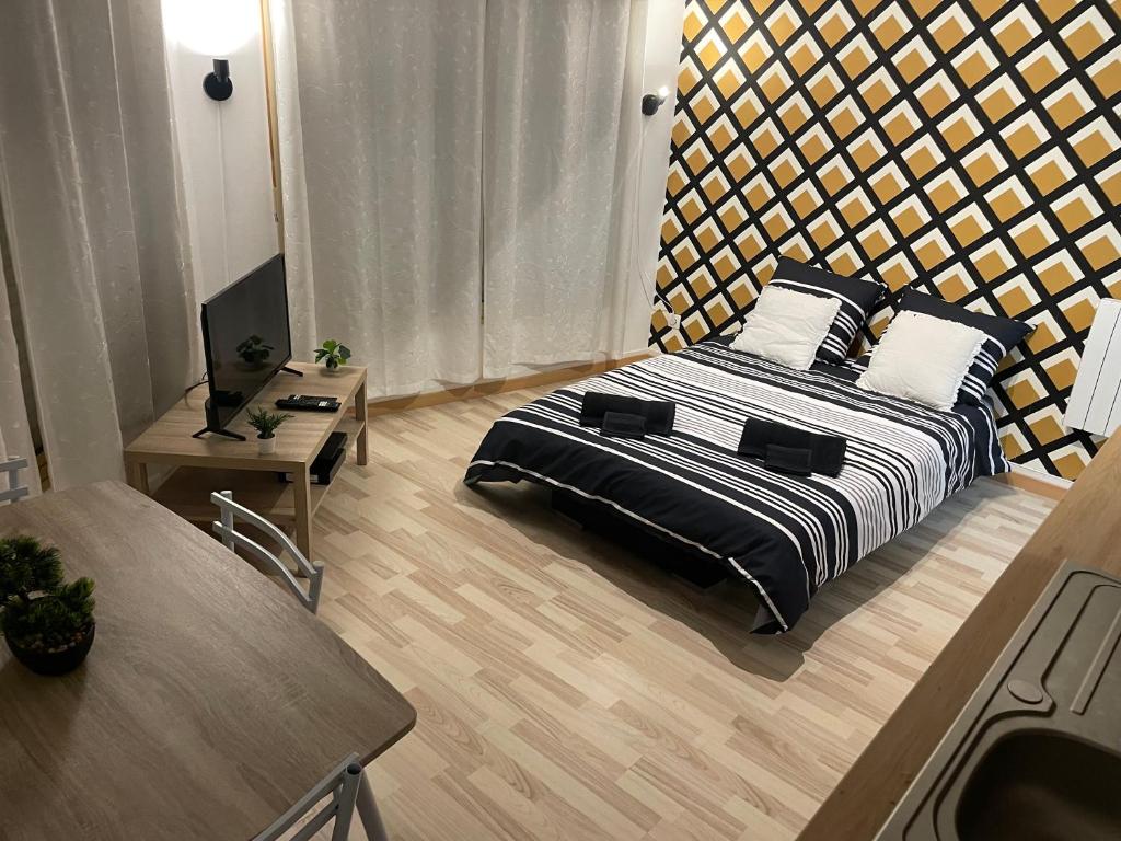 Ένα ή περισσότερα κρεβάτια σε δωμάτιο στο Studio 23m2 5mn gare 3 couchages