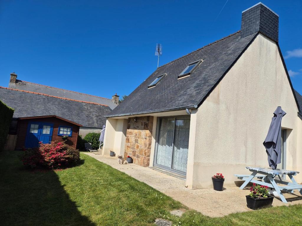 Photo de la galerie de l'établissement Haut Bleu maison 2 chambres mer et jardin, à Perros-Guirec