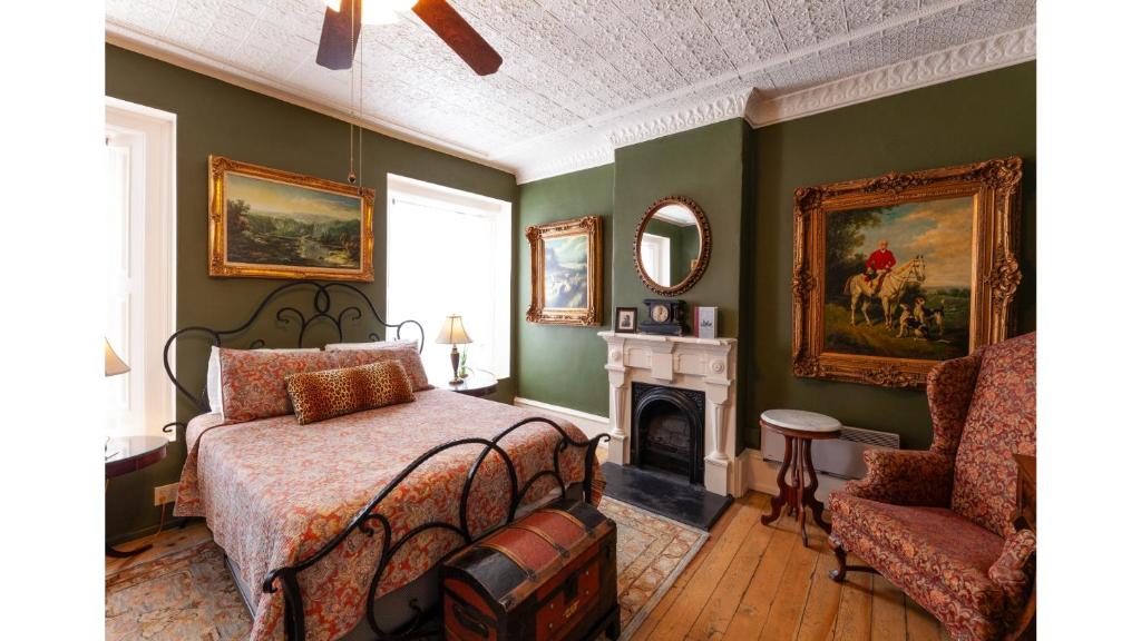 Ένα ή περισσότερα κρεβάτια σε δωμάτιο στο Governors Room - Historic Hotel