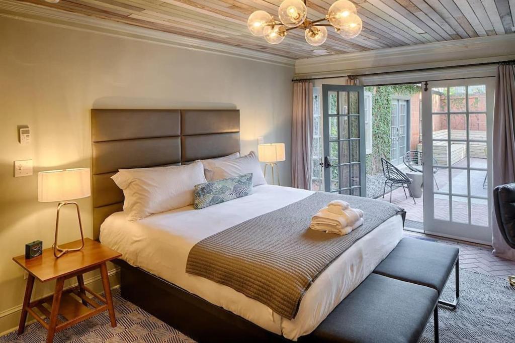 una camera da letto con un letto grande e un balcone di 1st floor King Suite Downtown Boutique Hotel a Savannah
