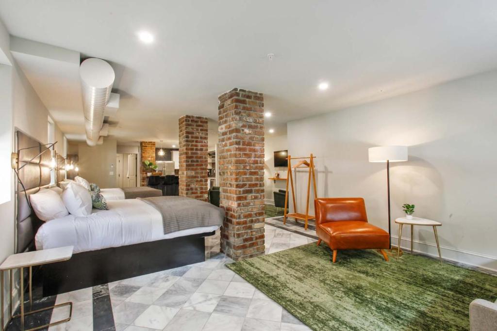 Ένα ή περισσότερα κρεβάτια σε δωμάτιο στο King and Queen Suite 1st Floor Sleeps 6